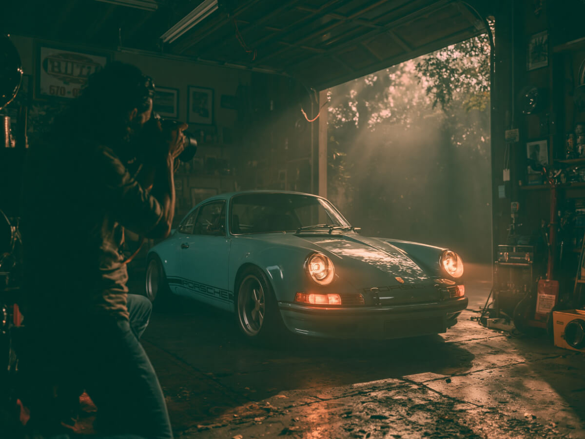 Fotograf bei der Arbeit an einem Porsche vor Ort